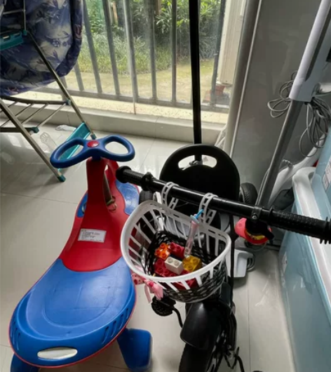 小朋友大了，出两辆儿童车。 扭扭车50元一...