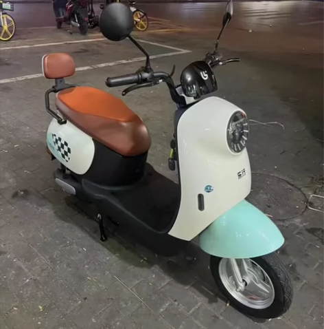 雅迪，9成新，外观如图，基本没怎么骑，续航...