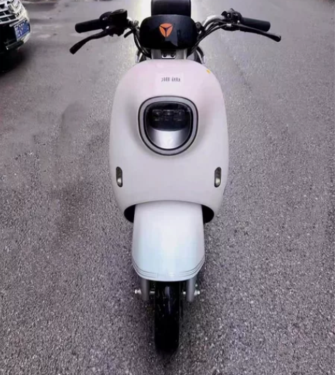 9成新旧雅迪电动车二手电瓶车白色小型车帅哥...