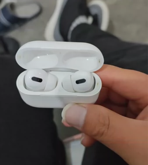 不知型号的耳机，5块不包邮，泡水了，自己找...