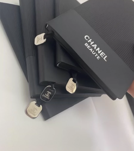 全新香奈儿笔记本，半本横线半本空白笔记本。...