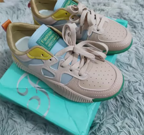 全新35码女士休闲小板鞋， 橡胶软鞋底，走...