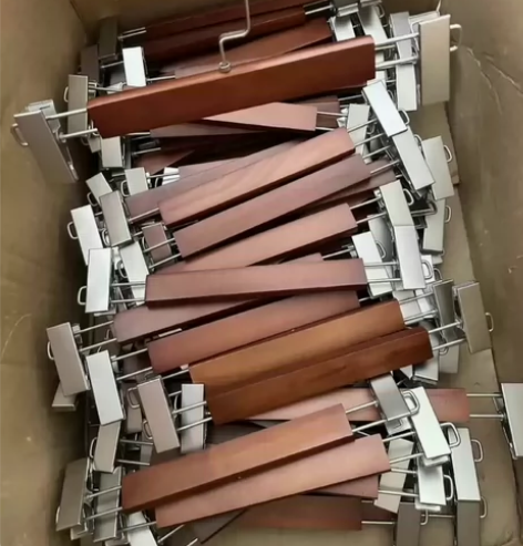 工厂尾货  便宜出一批实木成人衣架裤架复古...