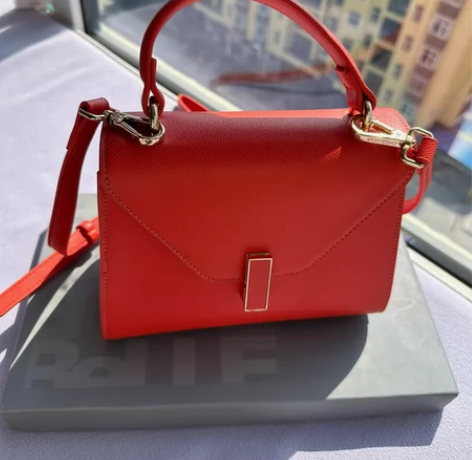 手提、单肩两用小号方包 出门很少背包包，只...