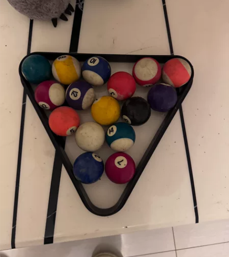 桌球和三个球杆！杆子有一个坏的，全部一起5...