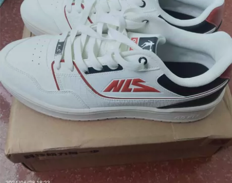 全新一次没穿的乔丹牌男士板鞋，鞋盒都在，4...