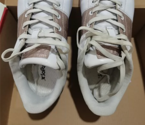 特步休闲运动鞋，女款白金色，37码，低价出...