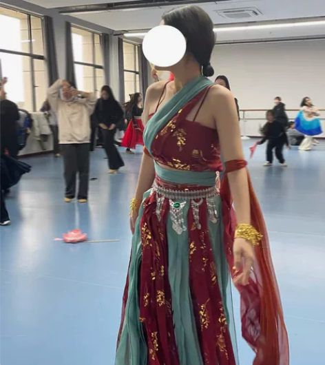 珍缕异域汉元素仅试穿 感兴趣的话点“我想要...