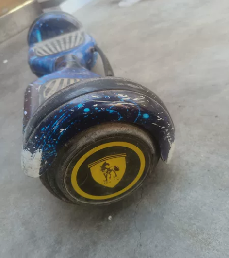 超盛平衡车一个，无充电器，电池亏电，配件出...