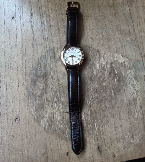 很漂亮的石英手表女表，手表没电了，回去需要...