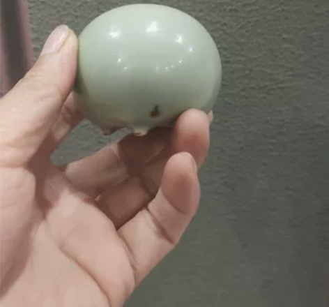 清早期  豆青釉琴炉。釉色淡雅柔和，色浅者...