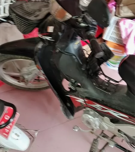 国威弯梁助力车摩托一辆，九成新，买了来基本...