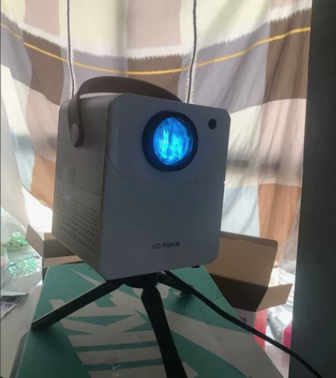 原价688的家用投影仪，可看电视，电影，高...