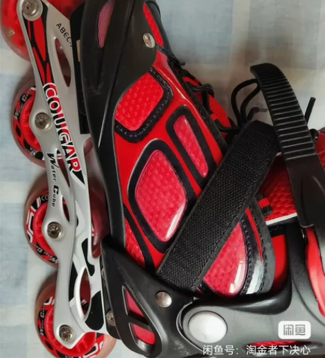 出一套美洲狮品牌的红色轮滑鞋套装，包括头盔...