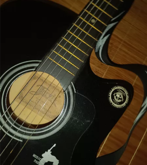 出一个闲置了很久的吉他 单板民谣缺角木吉他...