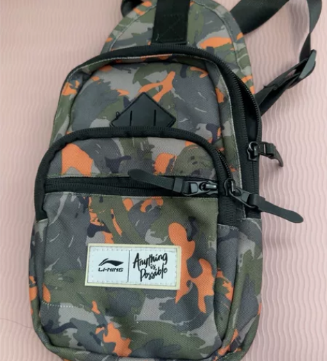 李宁斜挎包 背了两次 正品保证??几乎全新...