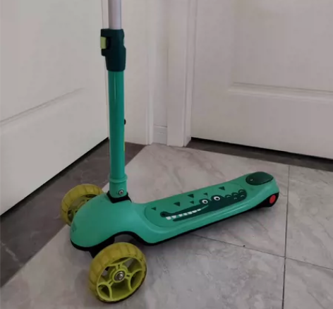 贝恩施滑板车，高度有4档可以调节，轮子自带...