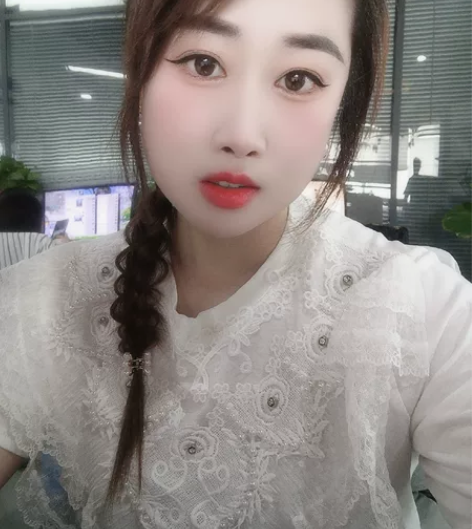 出韩版蕾丝上衣，白色款式，宽松的设计，时尚...