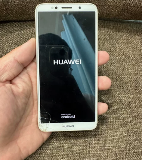 华为畅享8e 2+32 功能全好 就是外屏...