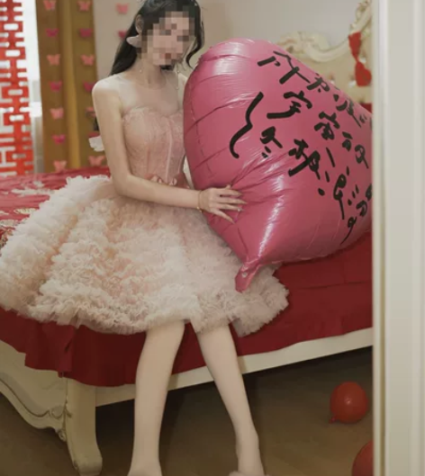 出售一件粉粉嫩嫩的公主风蓬蓬纱连衣裙，蕾丝...