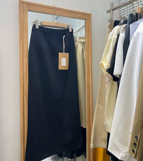 韩国小众半身裙 质感好丝滑哈哈 但是不是廉...