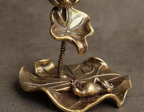 爷爷早以前旧货市场淘的，黄铜倒流香荷花香炉...