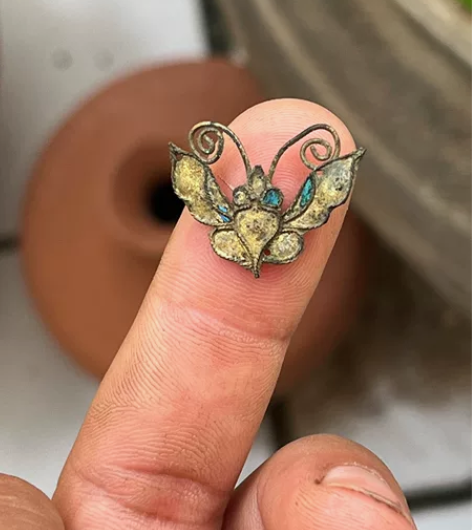 鎏金小蝴蝶，也不知道是铜的还是银的，点翠的...