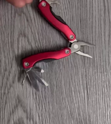 多功能钳子可折叠多用刀组合工具钳子折叠钳军...