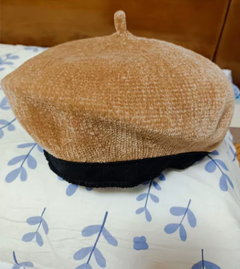 闲置的全新贝雷帽，卡其色，很百搭，质感很好...