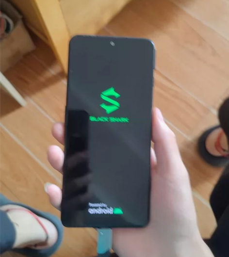 黑鲨4手机是全原装的，用着用着不开机了。1...