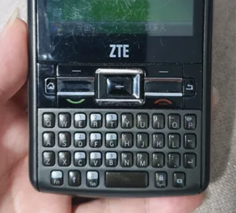 中兴e811手机。原机未拆修。开机正常，按...