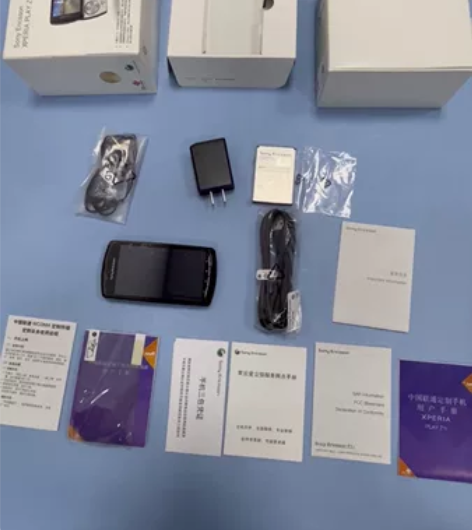 索尼爱立信Z1i黑色 联通定制机 配件齐全...