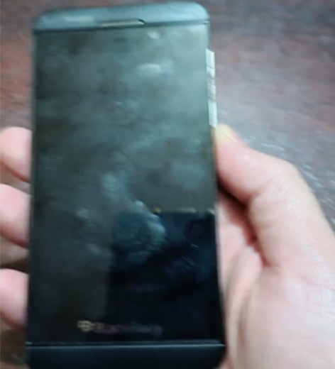 黑莓手机 有开机密码锁 自己不会解开 什么...
