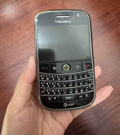 黑莓手机 当配件机出。没有充电器 开不了机...