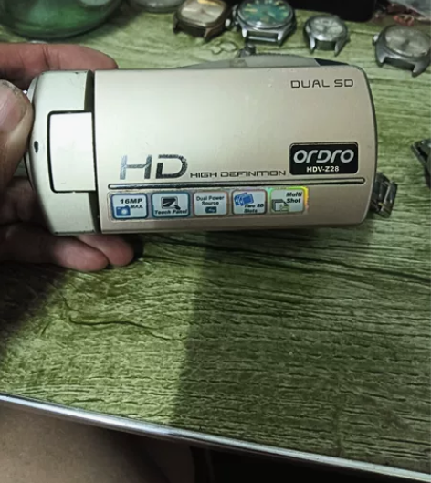 一部数码摄影机。物件儿开机秒关机，是有问题...