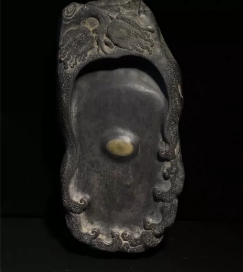 旧藏端砚 得心应手，砚随石形，天然石皮自然...