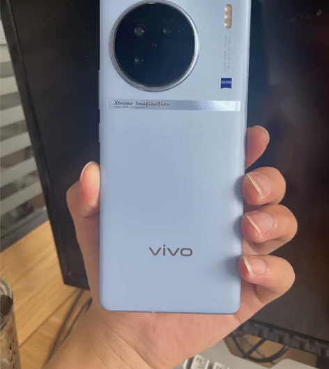 vivox90，8+256的，屏幕上面有点...