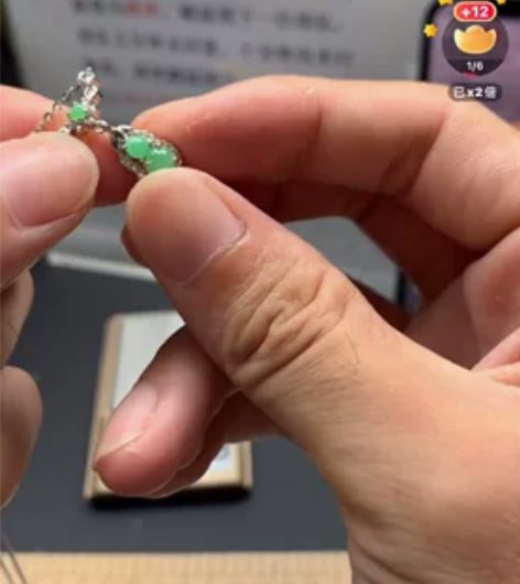 小月牙银镶甜绿葫芦翡翠套链，这个价格送人、...