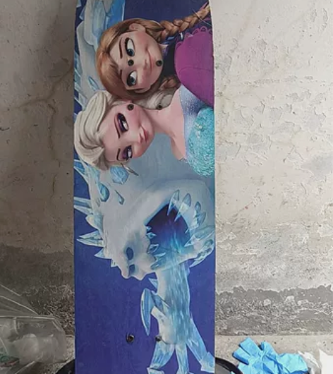 出迪士尼公主系列的滑板，品牌是迪士尼，颜色...