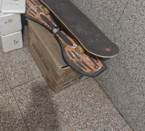 一个滑板一个蛇形车。一共50打包卖，想要的...