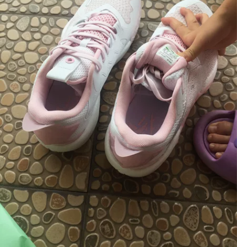 安踏狂潮五黑科技男鞋、44码、全新买来小了...