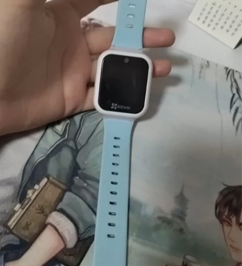 萤石云儿童电话手表 表链断了粉色的手表换了...