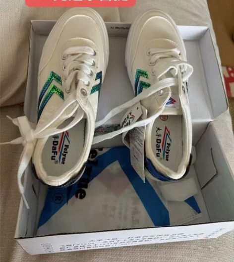 出全新飞飞跃底球鞋，品牌为X DEER，颜...