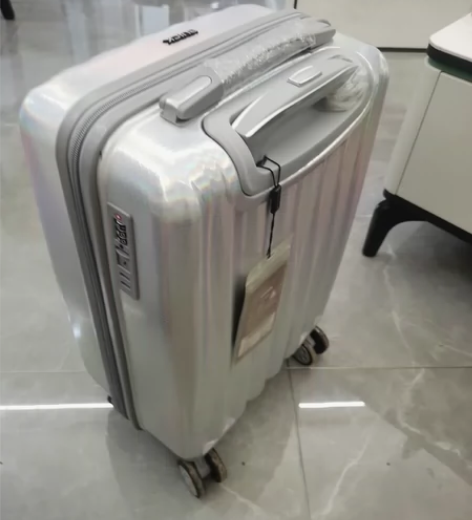 全新拉杆箱处理！买车4S店送的，家里有两个...