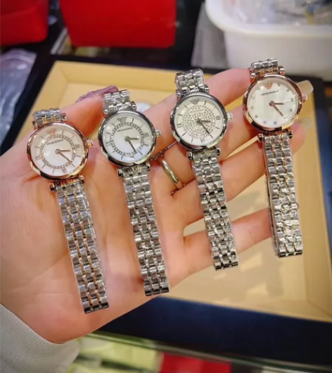 阿玛尼摩天轮石英女表，白贝母表盘，阳光照射...