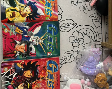 出成套的漫画书，包括《蜡笔小新》、《高达》...