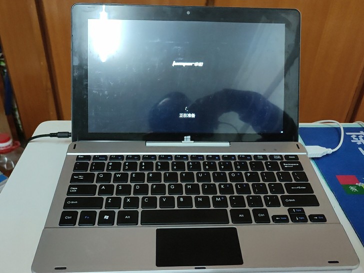 中柏平板笔记本二合一 ，带充电线。