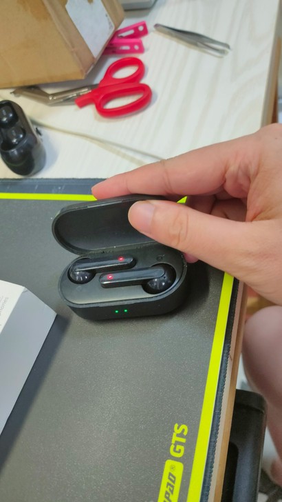 qcy t3耳机 比较早期的型号 没有电流...