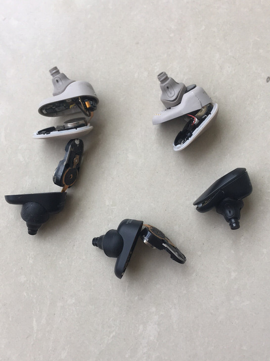 索尼耳机WF-1000XM3.每个耳机外壳...