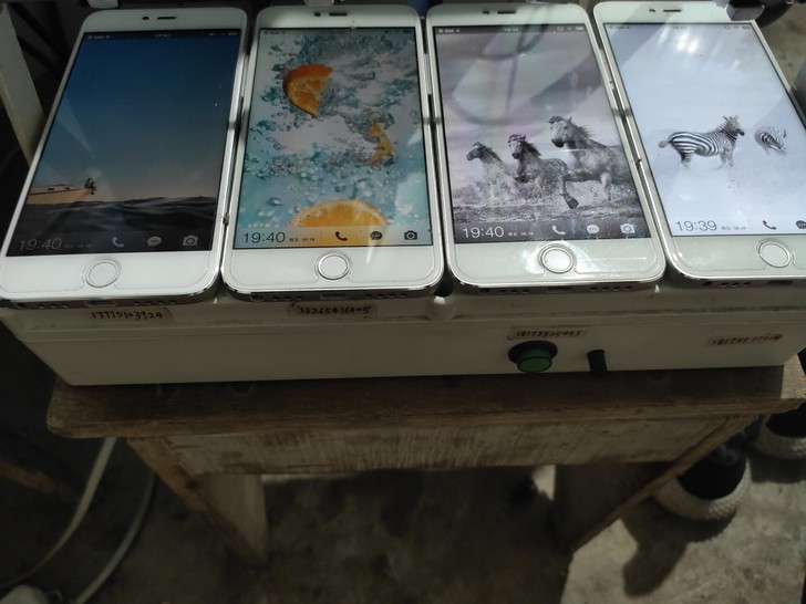 4台锤子m1手机，屏幕贴有钢化膜。820c...